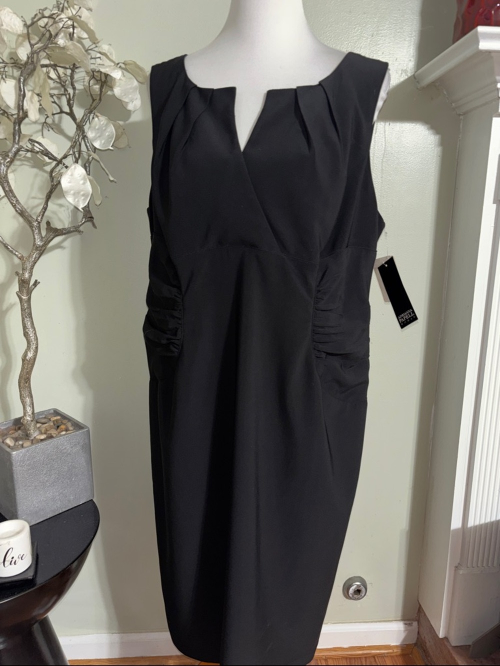 Adrianna Papell Elegant Black Sleeveless Notch-Neck Midi Dress - Picture 6 of 6